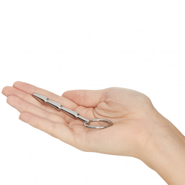 Teräksinen Penisplugi tuote kädessä 50