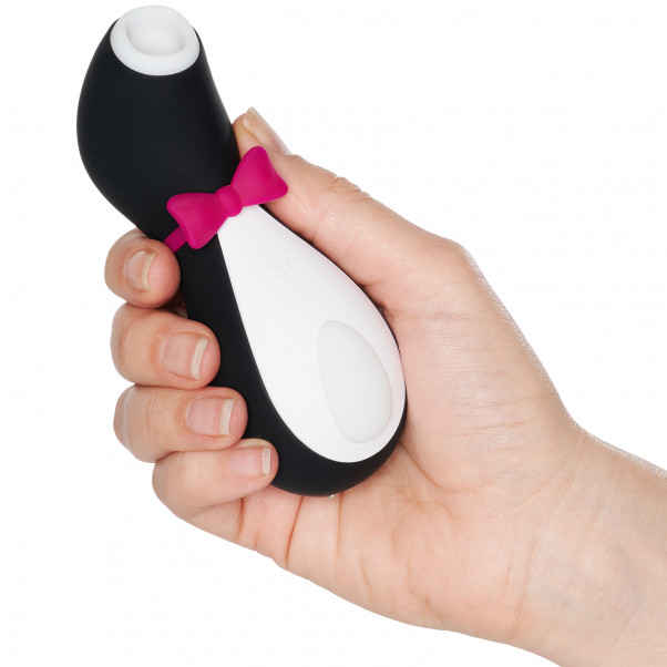 Satisfyer Pro Penguin Next Generation Paineaaltokiihotin tuote kädessä 50