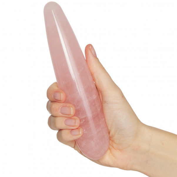 Chakrubs The Heart Original Ruusukvartsidildo tuote kädessä 50
