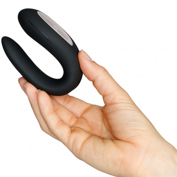 Satisfyer Double Joy Sovelluksella Ohjattava Parivibraattori tuote kädessä 50