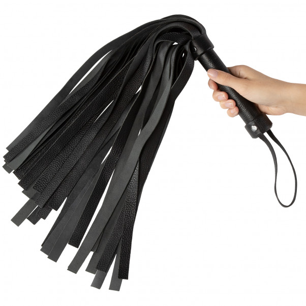 Obaie Real Leather Classic Flogger-piiska tuote kädessä 50