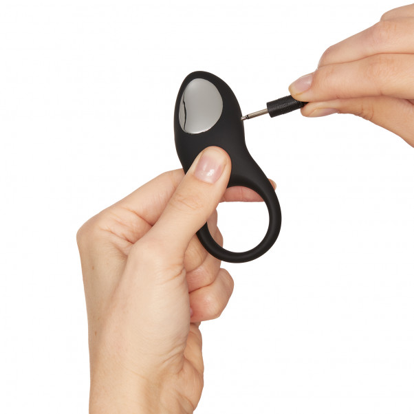 Sinful Love Buzz Kauko-ohjattava Ladattava Penisrengas tuote kädessä 51