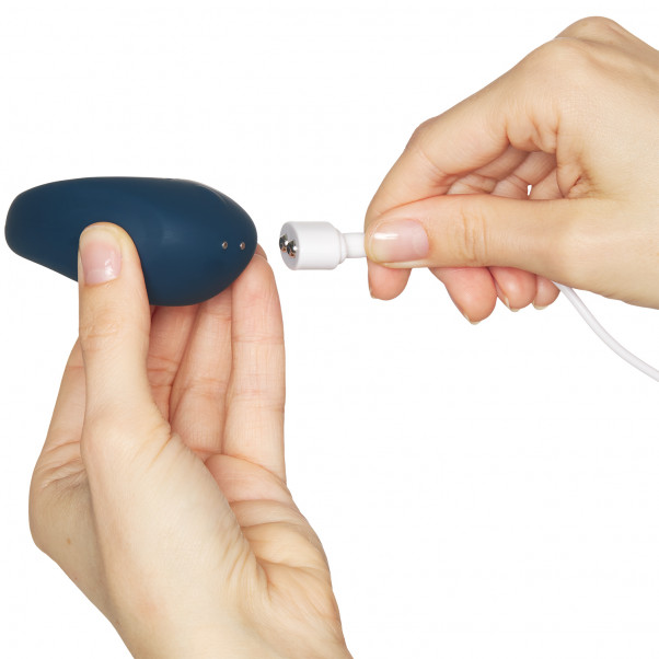 Satisfyer Strong One Värisevä Penisrengas tuote kädessä 51