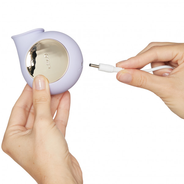 LELO Sila Cruise Paineaaltokiihotin Kuva tuotteesta kädessä 51