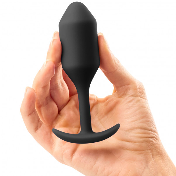 B-Vibe Snug Plug 2 Anustappi tuote kädessä 50