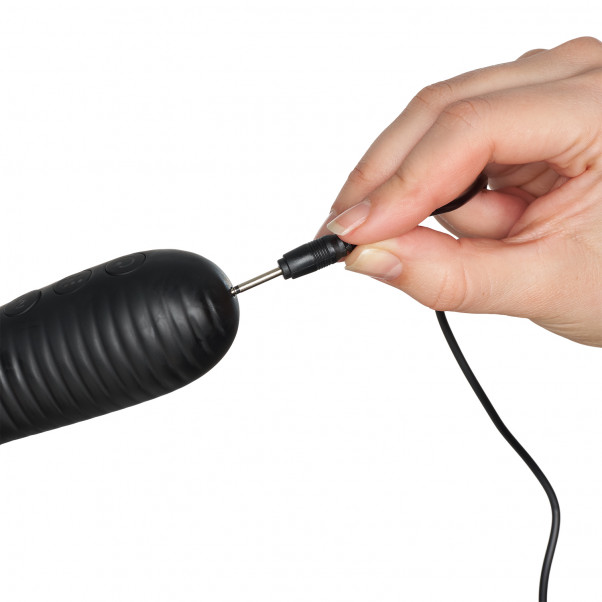 Master Series 8X Auto Pounder Thrusting Dildo tuote kädessä 53