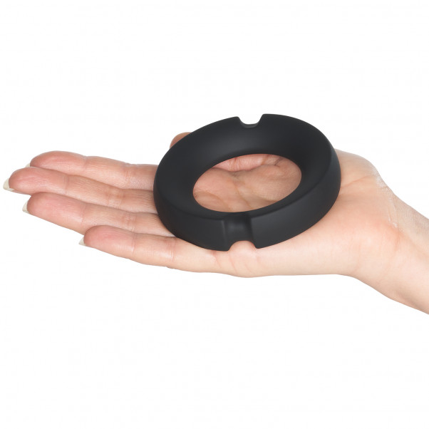 Doc Johnson Kink Silikonipäällysteinen Metallinen Penisrengas tuote kädessä 50