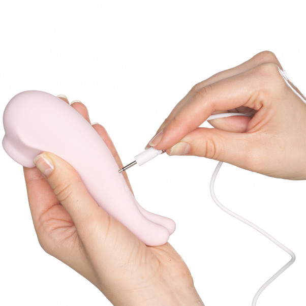 Tracy's Dog P. Cat Paineaaltokiihotin tuote kädessä 51