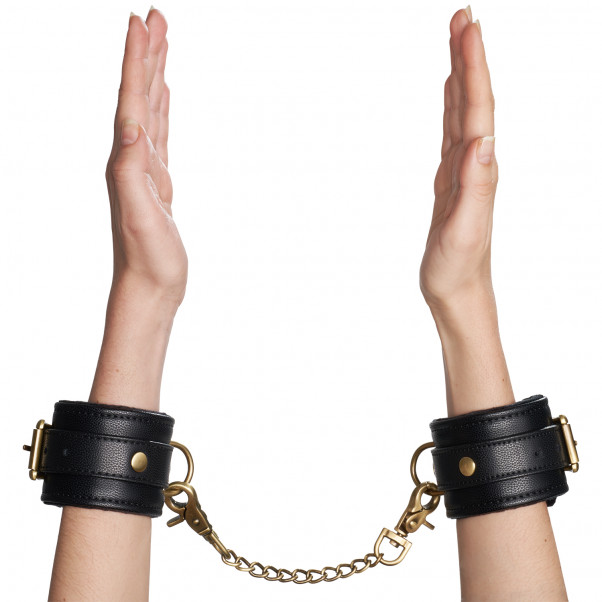 Fifty Shades of Grey Bound to You Rannekahleet tuote kädessä 50