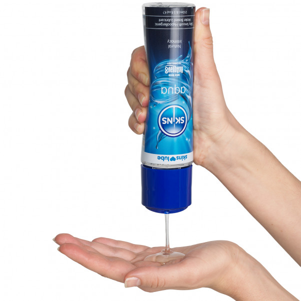 Skins Aqua Vesipohjainen Liukuvoide 250 ml tuote kädessä 51