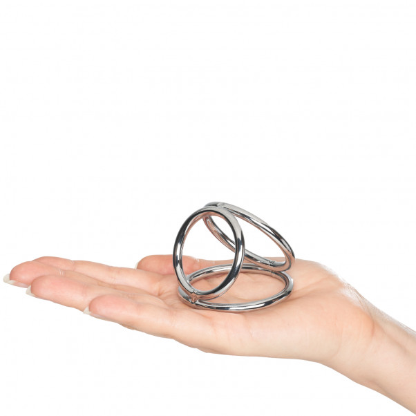 Bound to Please Triple Penis- ja Kivesrengas. Kuva tuotteesta kädessä 50