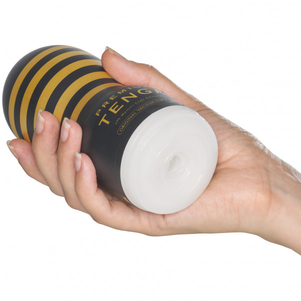 TENGA Premium Original Strong Vacuum Cup Masturbaattori Kuva tuotteesta kädessä 50