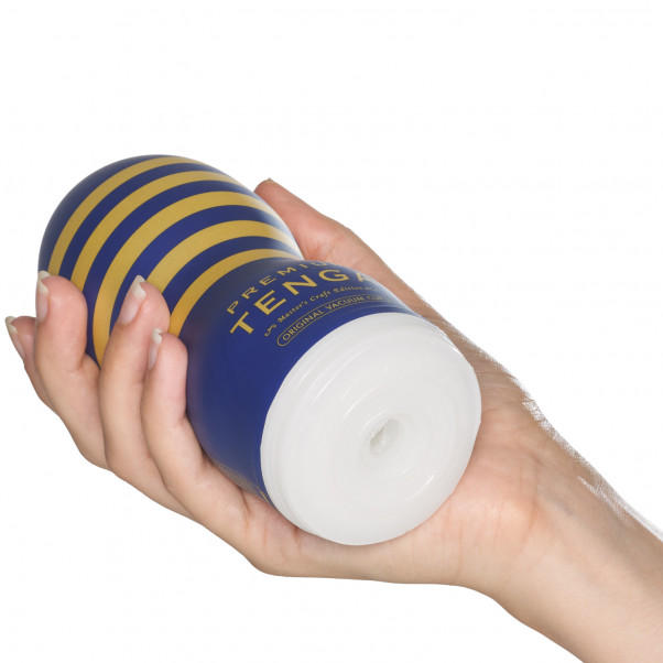 TENGA Premium Original Vacuum Cup Masturbaattori Kuva tuotteesta kädessä 50