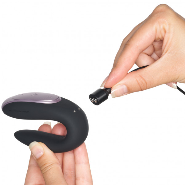 Satisfyer Double Fun Sovelluksella Ohjattava Parivibraattori Kuva tuotteesta kädessä 53