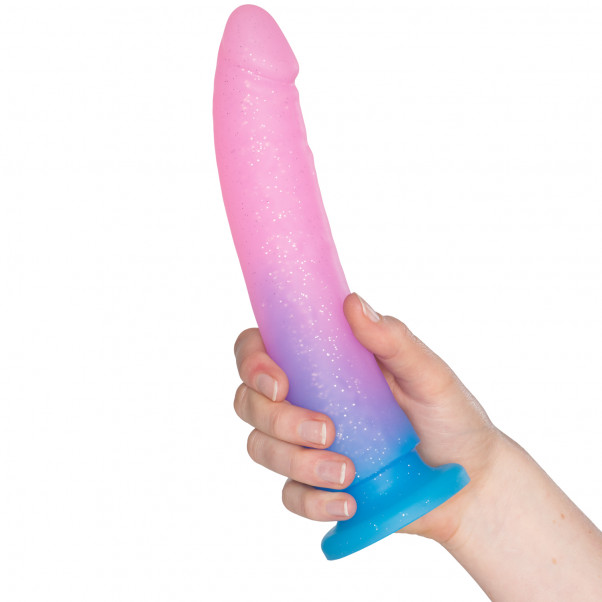 Baseks Gradient Glitter Iso Sininen Dildo 22,5 cm Kuva tuotteesta kädessä 50