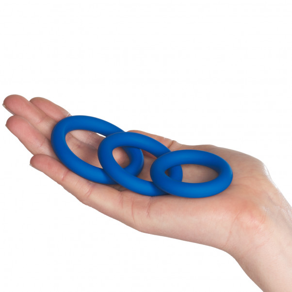 Mr. Membr Extra Thick Sininen Penisrengassetti Kuva tuotteesta kädessä 50