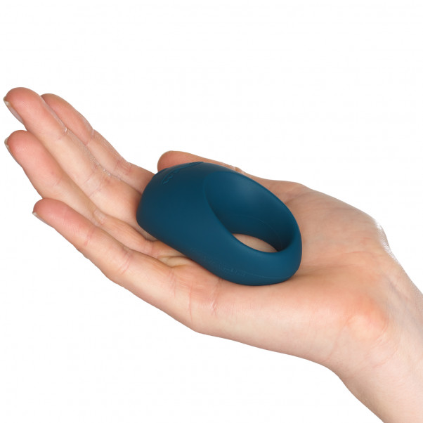 We-Vibe Date Night Special Edition Seksilelusetti Kuva tuotteesta kädessä 51