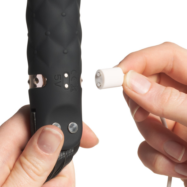 Tracy's Dog Flogger-Piiska Värisevällä Kahvalla Kuva tuotteesta kädessä 51