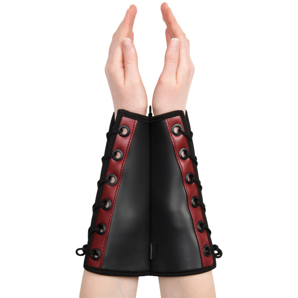 Sportsheets Saffron Pitkävartiset Rannekahleet Kuva tuotteesta kädessä 50