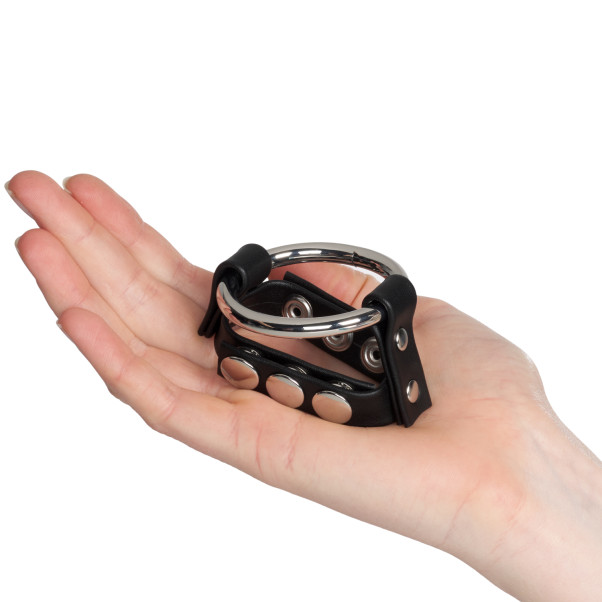 Blue Line C&B Gear Metallinen Penisrengas Säädettävällä Painonapillisella Kiveshihnalla Kuva tuotteesta kädessä 50