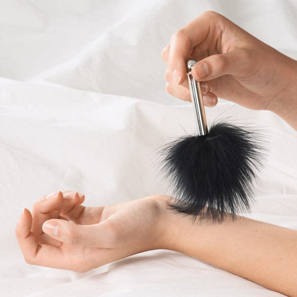 Sinful Tease Hopeanvärinen Höyhenkutitin Kuva tuotteesta kädessä 50