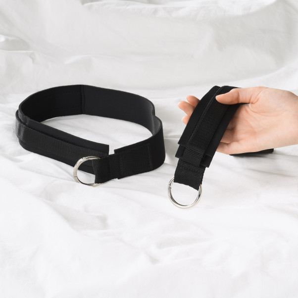 Sinful Neopreeniset Reisikahleet Kuva tuotteesta kädessä 50