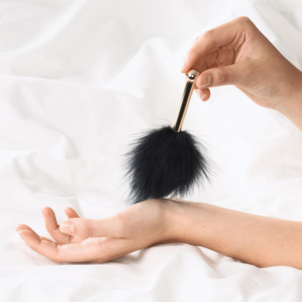 Sinful Tease Kullanvärinen Höyhenkutitin Kuva tuotteesta kädessä 50