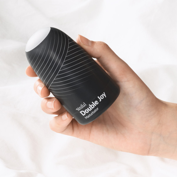 Sinful Double Joy Masturbaattori Kuva tuotteesta kädessä 50