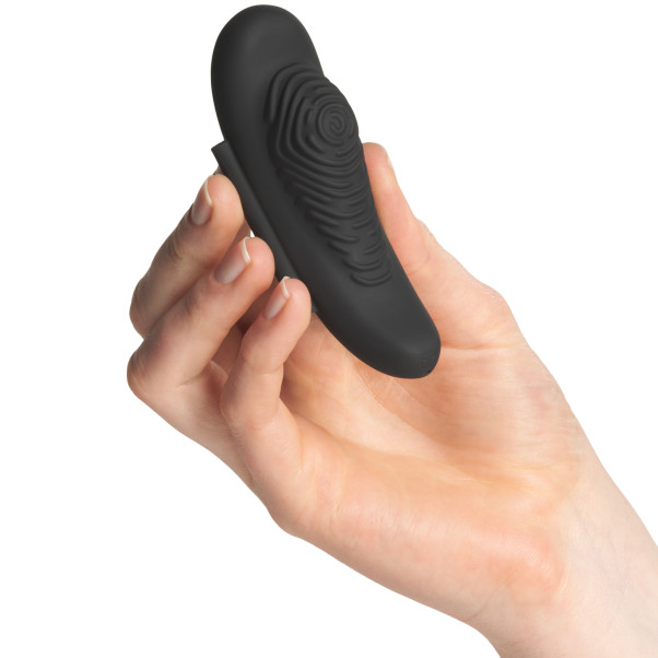 GoGasm Kauko-ohjattava Pikkuhousuvibraattori Kuva tuotteesta kädessä 50