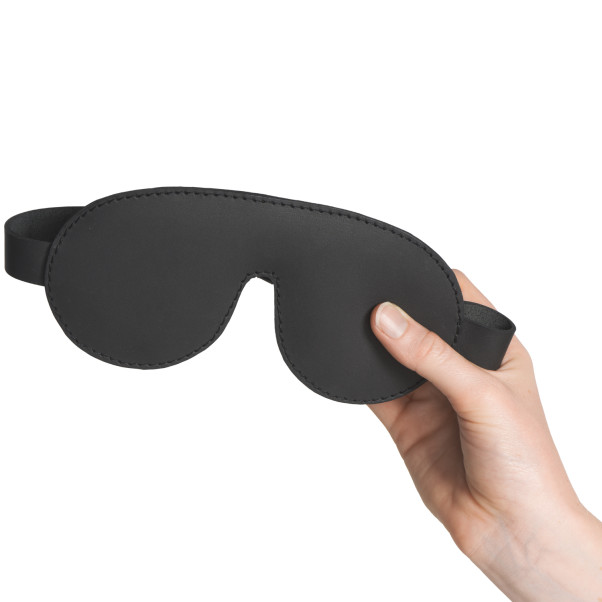 obaie Real Leather Premium Silmänaamio Kuva tuotteesta kädessä 50