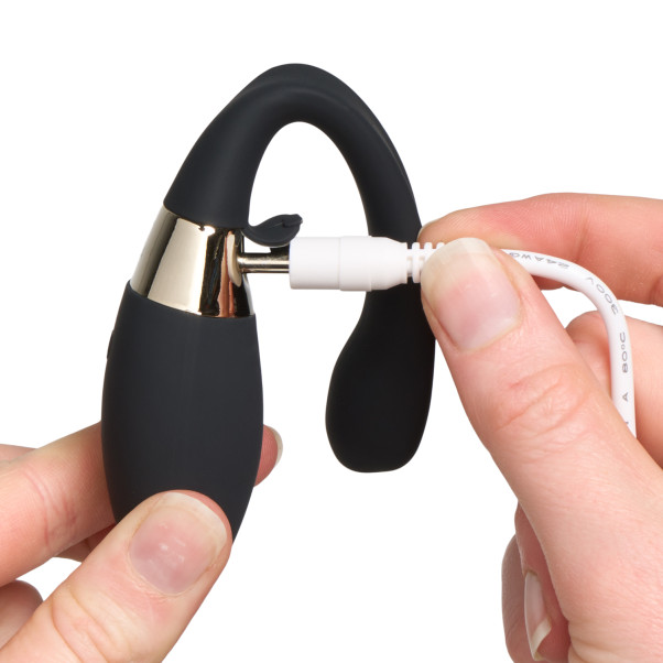 LELO Tiani Duo Dual-Action Kauko-ohjattava Parivibraattori Kuva tuotteesta kädessä 52