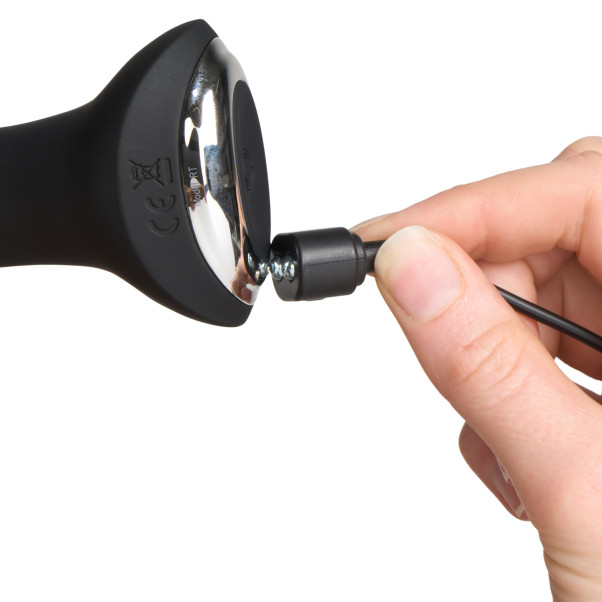 Satisfyer Rotator Plug 2+ Sovellusohjattu Pyörivä Värisevä Anustappi Kuva tuotteesta kädessä 51