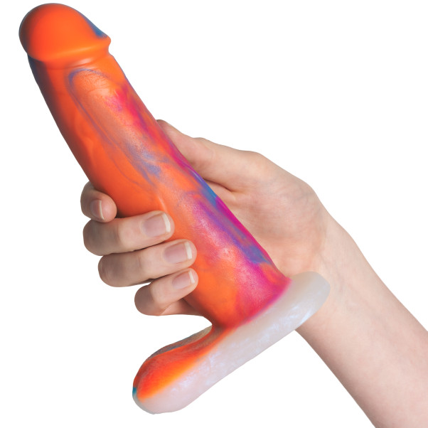 Vixen Creations Bandit Tie-Bright VixSkin Dildo 20,5 cm Kuva tuotteesta kädessä 50