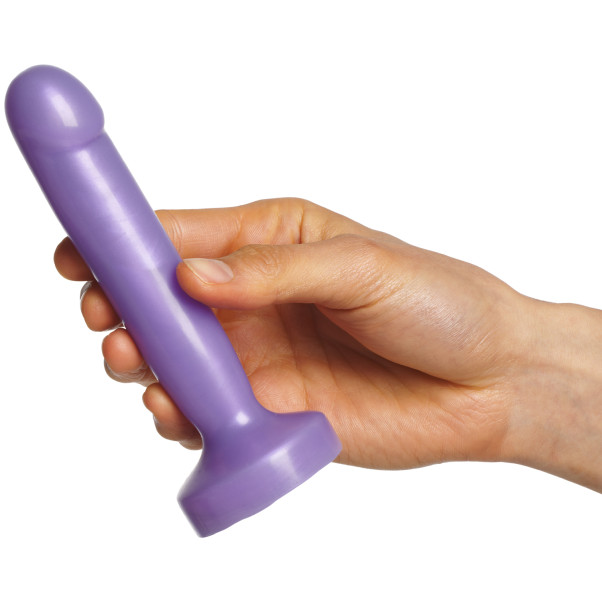 Tantus Starter Dildo 15 cm Kuva tuotteesta kädessä 50