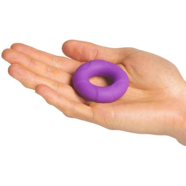 Tantus Buoy C-ring Keskikokoinen Penisrengas Kuva tuotteesta kädessä 50