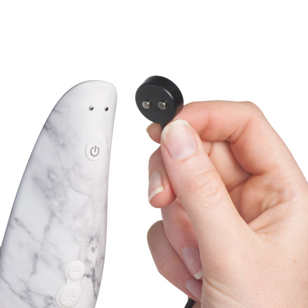 Womanizer Marilyn Monroe Special Edition Paineaaltokiihotin Kuva tuotteesta kädessä 51