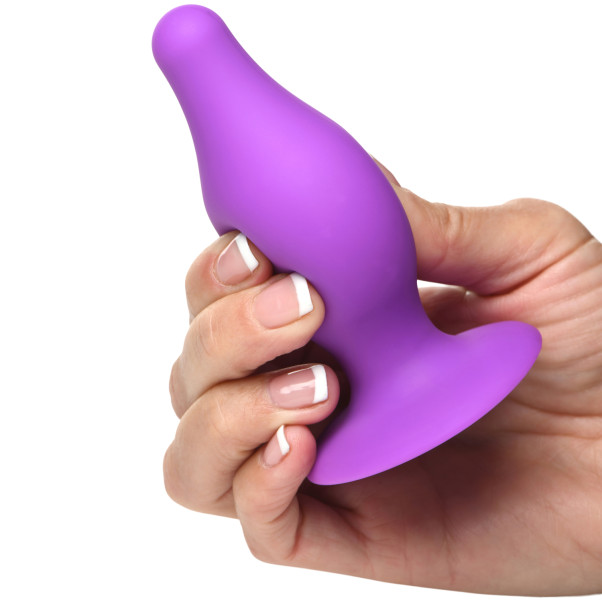 Squeeze-It Squeezable Keskikokoinen Anustappi Kuva tuotteesta kädessä 5