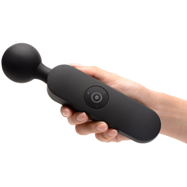 Master Series Thunder Wand Lämmittävä Vibraattori Kuva tuotteesta kädessä 6