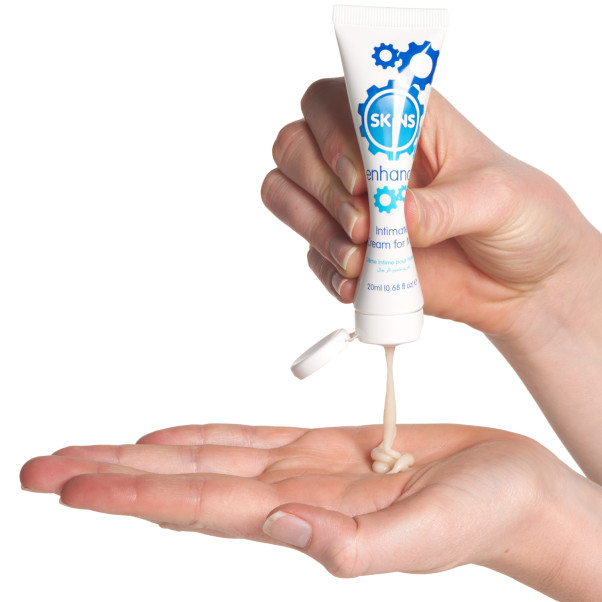 Skins Enhance Vesipohjainen Intiimivoide 20 ml Kuva tuotteesta kädessä 52