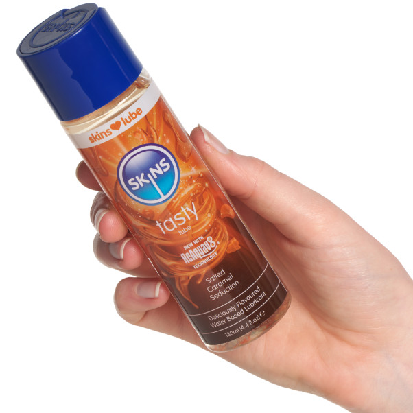 Skins Salted Caramel Seduction Vesipohjainen Liukuvoide 130 ml Kuva tuotteesta kädessä 51