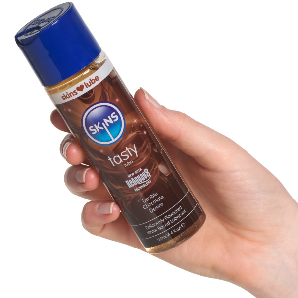 Skins Double Chocolate Desire Vesipohjainen Liukuvoide 130 ml Kuva tuotteesta kädessä 50