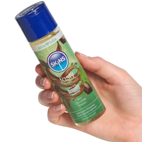 Skins Mint Chocolate Passion Vesipohjainen Liukuvoide 130 ml Kuva tuotteesta kädessä 50
