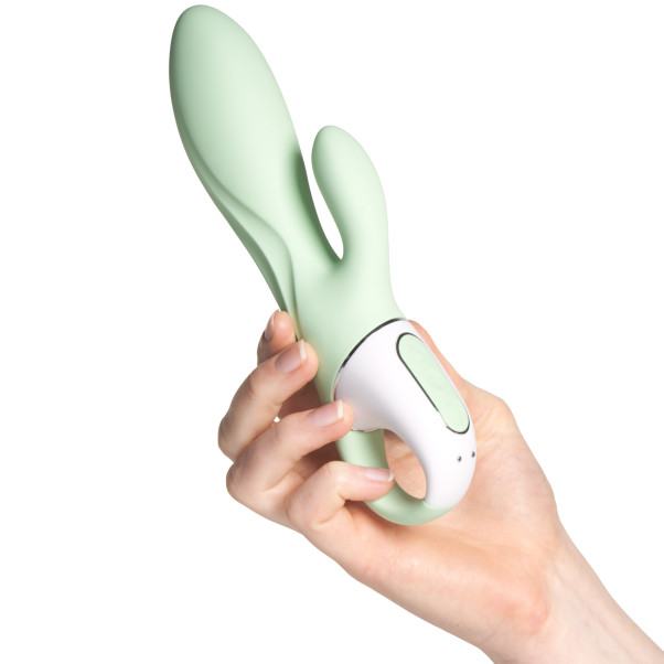Satisfyer Air Pump Bunny 5 Sovelluksella Ohjattava Pumpattava Rabbit Vibraattori Kuva tuotteesta kädessä 50