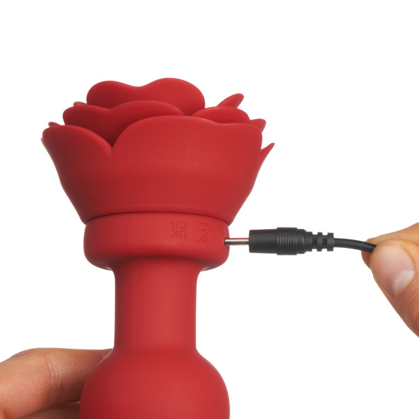 Booty Sparks Large Rose Värisevä Anustappi Kuva tuotteesta kädessä 52