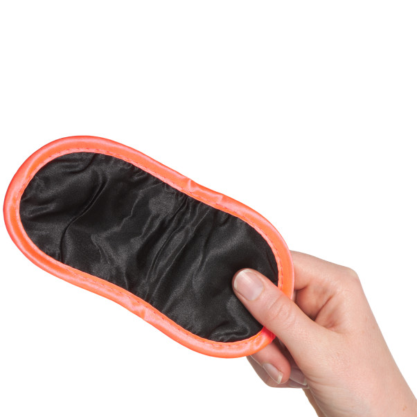 Tease & Please TouchMe Romanttinen Korttipeli Pareille Kuva tuotteesta kädessä 53