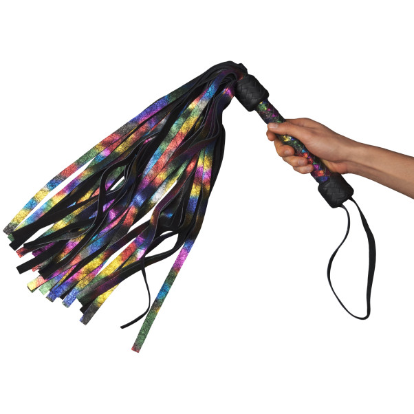 Strict Rainbow Nahkainen Flogger-piiska 90,5 cm Kuva tuotteesta kädessä 50