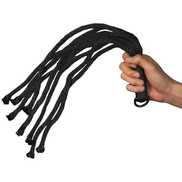 Sex & Mischief Shadow Rope Flogger-piiska 50,5 cm Kuva tuotteesta kädessä 50