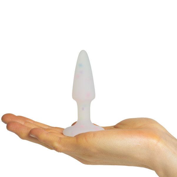 Sinful Confetti Pieni Anustappi Kuva tuotteesta kädessä 50