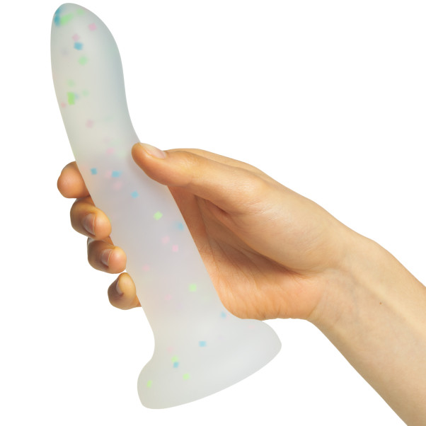 Sinful Confetti Iso Dildo 20 cm Kuva tuotteesta kädessä 50