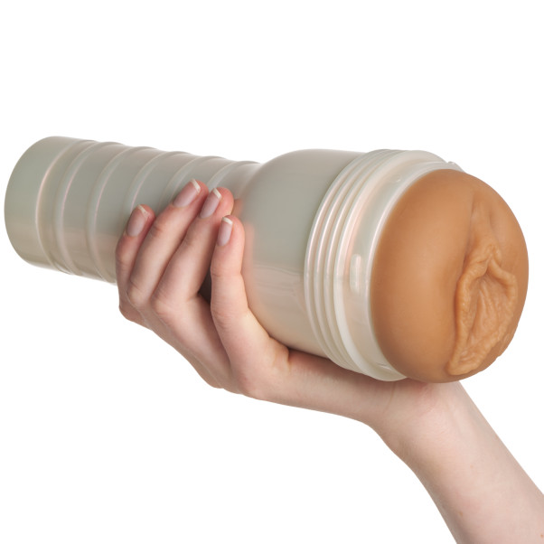 Fleshlight Girls Eliza Ibarra Vagina Kuva tuotteesta kädessä 50